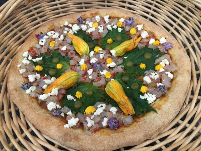 La Gutosa : pizza inspirée de la bouillabaisse : tartare de dorade, écrevisses, fleurs de courgettes farcies.