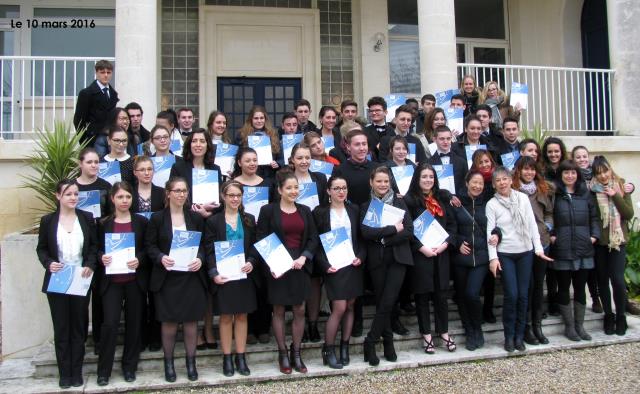 Les 50 stagiaires recevant leur Europass mobilité