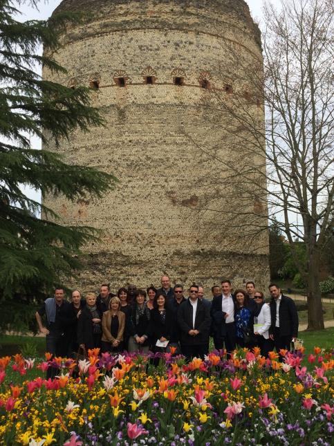 Le groupe international de séminaristes Louvre Hotels devant un des vestiges du périgueux gallo-romain