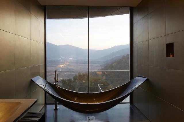 Une étonnante baignoire en forme de hamac offre une vue plongeante sur la vallée.