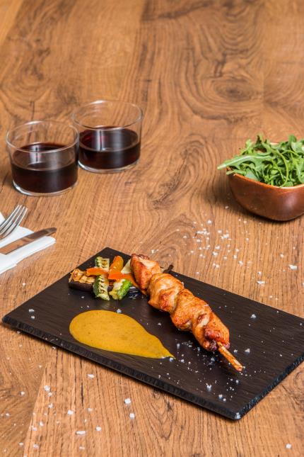 La nouvelle « Brochette de poulet & sauce curry » illustre la tendance tendance « foodies » et une présentation plus soignée