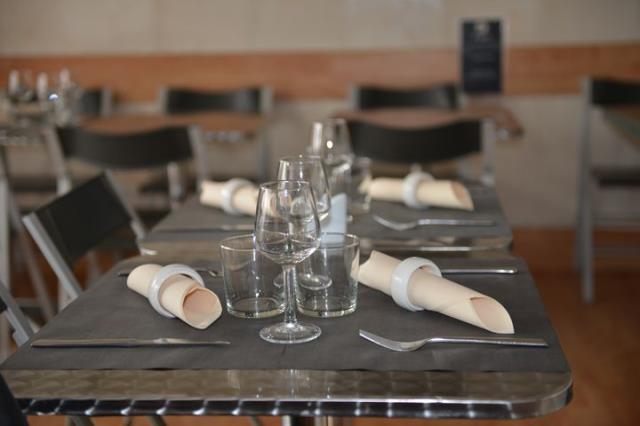 Une décoration simple pour la salle mais une table accueillante.