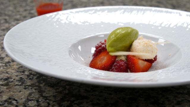 Dessert d'Eddie Benghanem, sorbet yuzu et herbes fraîches, fruits, crémeux vanille et meringue