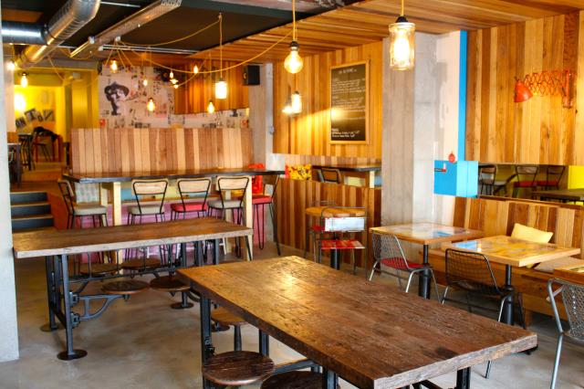 Le bar-restaurant peut accueillir jusqu'à 120 personnes en salle.