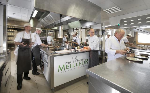 En cuisine, Maxime et René travaillent de concert.