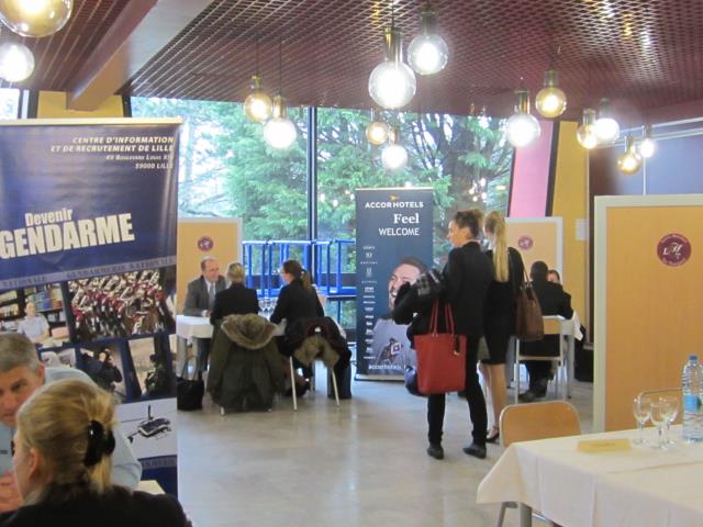 Les stands des recruteurs reçevaient les étudiants