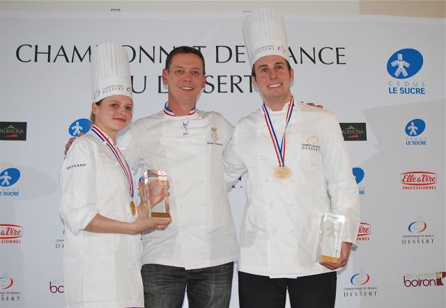 Encadrant le président du jury Jérôme Chaucesse, les Champions de France du dessert 2016, Morgane Raimbaud, catégorie Juniors, Damien Gendron, catégorie professionnels