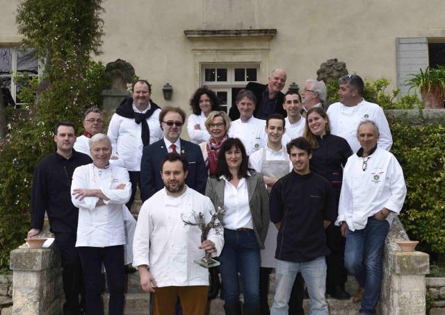 Au premier plan, le vainqueur Matthieu Dupuis Baumal avec les membres du jury et l'ensemble des candidats.