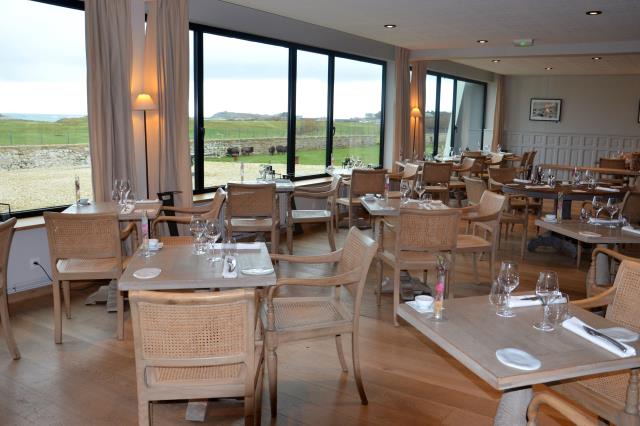 La salle du restaurant le Château de sable , sur les dunes de la presqu'île Saint Laurent face à Ouessant