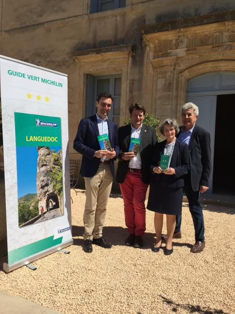 Remise des 2 étoiles à la famille Colbert par Philippe Orain (à gauche), directeur du guide vert Michelin