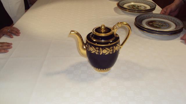 Les pièces proviennent de divers châteaux : Fontainebleau, Rambouillet, cette cafetière estampillée 'Château des Tuileries'