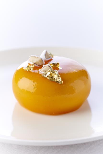 Le calisson de Michaël Bartocetti pour le tea time vegan du Shangri La : mousse d'oranges, biscuit financier aux amandes et noisettes du Bourbonnais, pâte d'amande du Berry et lait d'amande