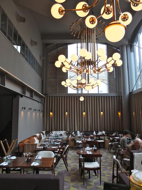 A Paris, La Table d'Hugo Desnoyer se définit comme le 'palais de la viande'.