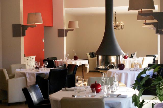 Restaurant Louis : une salle contemporaine dans l'ancienne laiterie du village