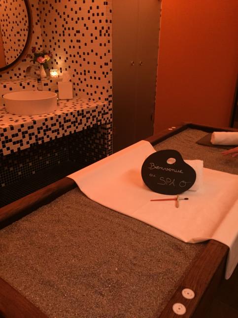 Le Spa O by Sothys propose un concept inédit à Paris : l'installation de lits de sable.
