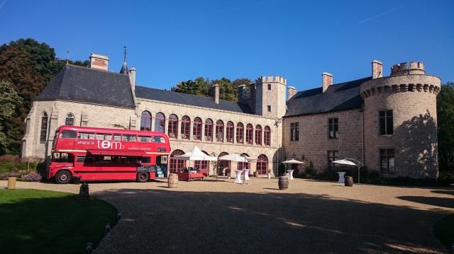 Avec son bus à impérial, Where's Tom détonne dans le paysage !