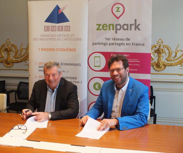 Roland Héguy et le pdg de Zenpark, William Rosenfeld, lors de la signature du partenariat rue d'Anjou.