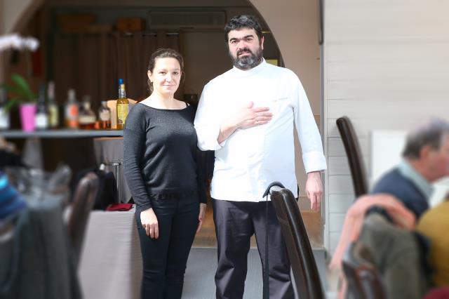 Hélène et Paul Courtaux dans leur restaurant, LeSaint-Georges