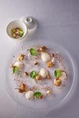 Grenouilles dorées, girolles et amandes au sautoir, poudre de Cazettes torréfiées.