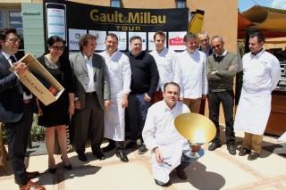 Bruno Oger, Gault & Millau d'Or, entourés des chefs récompensés par le guide pour cette édition...