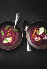 Soupe de betteraves, fromage de chèvre frais et haddock.