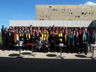 Elèves, enseignants et équipes dirigeantes au terme d'une journée de concours très réussie.