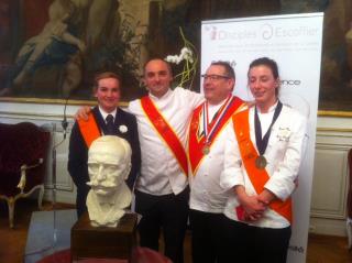 Pauline Kerdranvat et Camille François devant le buste d'Auguste Escoffier