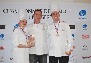 Encadrant le président du jury Jérôme Chaucesse, les Champions de France du dessert 2016, Morgane...