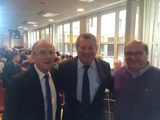 De g à d : Hervé Bécam, vice-président de l'Umih, Roland Héguy et Gérard Guy célèbrent un événement...