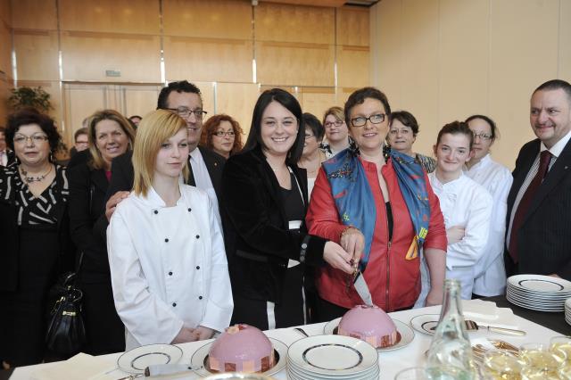 La Ministre Sylvia Pinel entourée d'apprenties pâtissières et de professionnels de la pâtisserie pour le Gâteau de la Femme