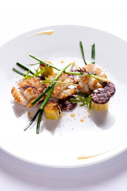 Recette de Rémy Escale, restaurant Zoko Moko- Saint-Jean-de-Luz ( 64) :Saint-Jacques Bretonnes juste saisies, boudin « Urkulu » au piment d'Espelette, Poireaux vinaigrette moutarde en salade tiède