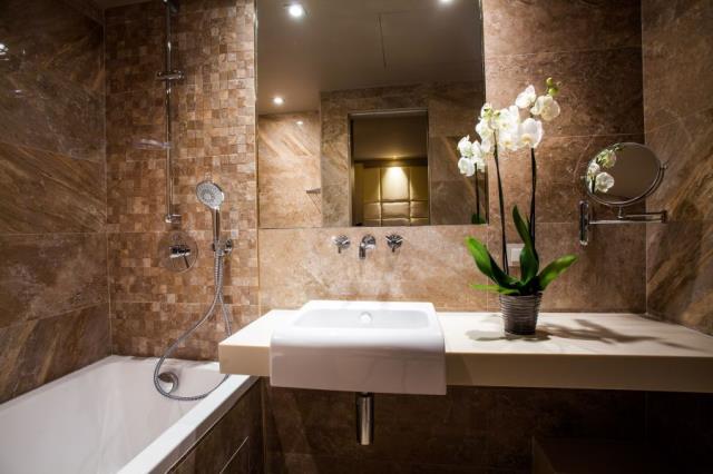 Dans chaque chambre on retrouve un univers de salle de bains qui lui correspond : marbre cuivré, marbre blanc, marbre beige et marbre noir.
