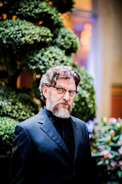 'J'ai voulu créer un espace autour de deux axes, le restaurant et le bar, qui se correspondent, avec des effets de transparence et des jeux de vues différentes.'