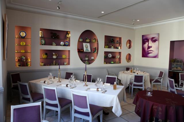 Oublié le style provençal du restaurant, le mobilier est plus contemporain et l'ensemble plus lumineux.