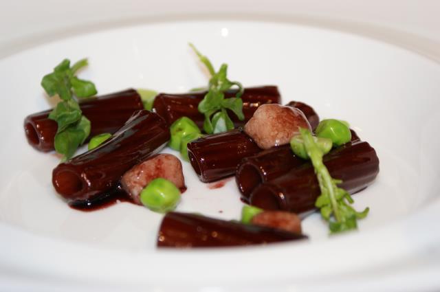 Des rigatoni cuits dans une sauce vin rouge, porto, carottes et échalotes, un plat de Matteo Baronetto