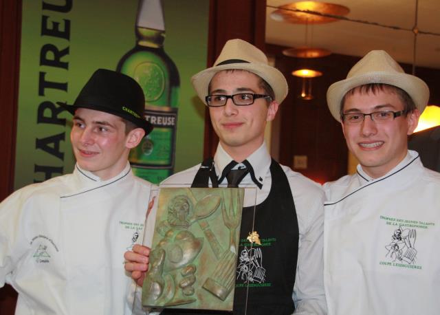 De gauche à droite, Benoît Maire (pâtisserie), Jérémie Costet (cuisine) 1er au concours général 2011, et Axel Berruyer (bar/sommellerie) remportent la Coupe Lesdiguières Chartreuse 2013. Une belle équipe de copains, en BTS à Grenoble.