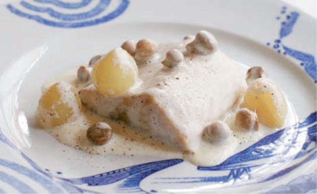 Pavé d'esturgeon poché dans une sauce à base de fond blanc crémé, de vin blanc, de champignons de paris et de petits oignons.
