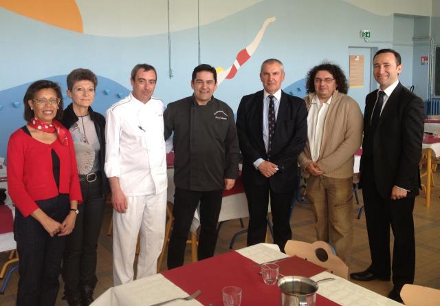 De g.à d. Reine-Claude Payet et Monique Drouet, conseillères municipales, David Gaultier, chef de production Elior, Pascal Bonamy, chef à La Colombe, Jacques Politi, maire de Hyères, Stéphane Guitton, conseiller municipal, Xavier Lucien-Reinette, directeu