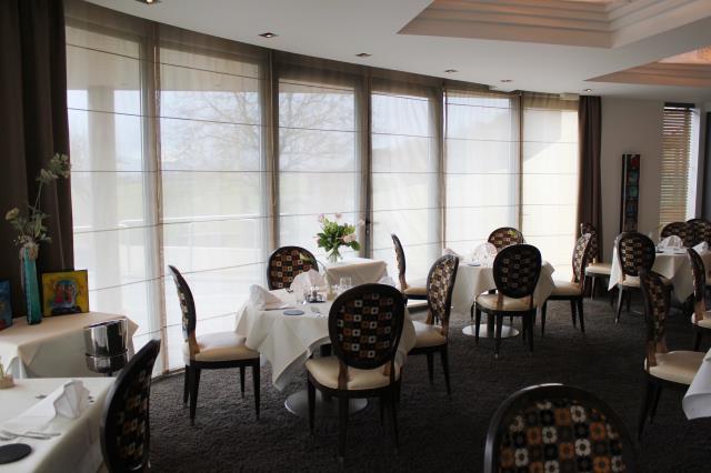 La salle du restaurant donne sur la nature