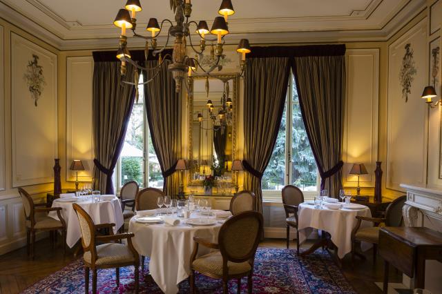 La salle à manger occupe une suite de salons avec moulures, boiseries et parquets d'origine
