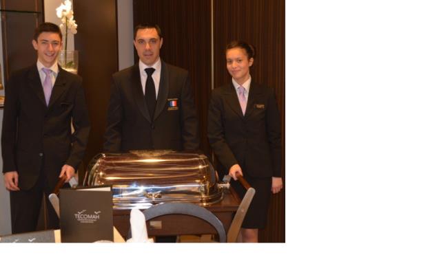 Olivier Penent, encadré d'Annaëlle SRAJPHAKD et de Cameron ATTAL double médaillés d'or finales régionale et départementale du « Meilleur Apprenti de France 2013 » service en salle.