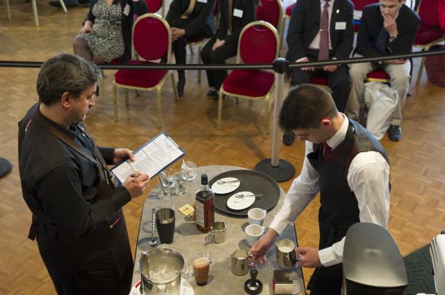 Un candidat lors de l'épreuve de la boisson signature.