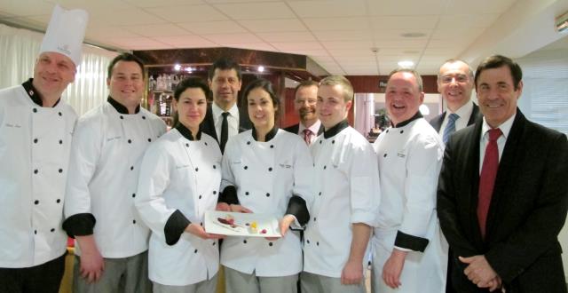 En blanc le staff de Québec-ville), 4 élèves et leurs professeurs, Jean-Marie Vachon à droite et Olivier Neau à gauche. Dernier rang, de droite à gauche, M. Sarrazin, proviseur du lycée de Talence, D. Mouran, professeur et coordinateur de l'échange, M. Du