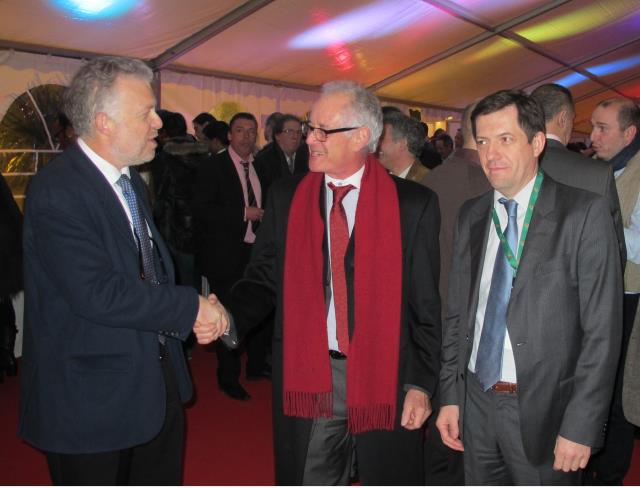 Le président de France Boissons, Marc Roubaud (à gauche), le maire de Beychac-et-Caillau Philippe Garrigue (au centre), et Franck Monier, directeur régional de France Boissons (à droite).