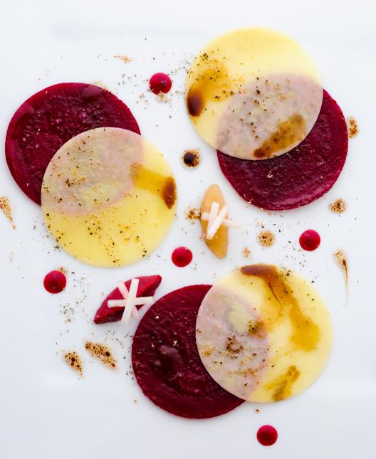Beaufort d'alpage, betterave bio et poire du Tremblay en carpaccio, muscade et fève de Tonka, vinaigrette aigre-douce .