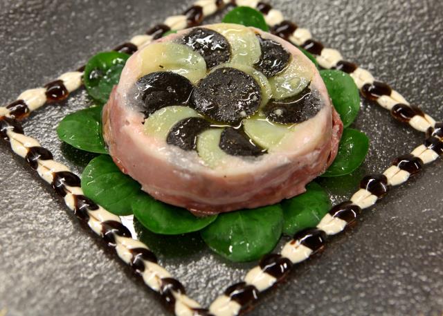 Galette de pommes de terre et pieds de porc au lard fumé et aux truffes