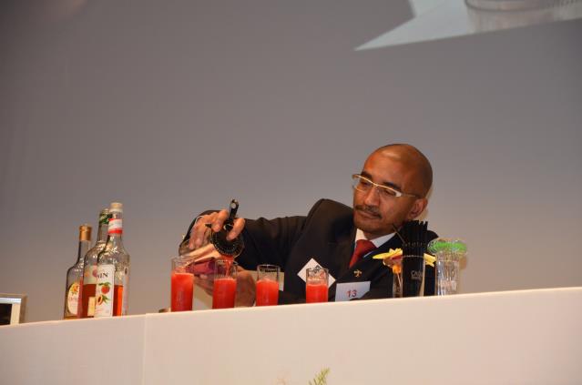 Alain Gabriel,  chef barman au Havre,  durant les épreuves. Il gagne la finale française du trophée ABF.
