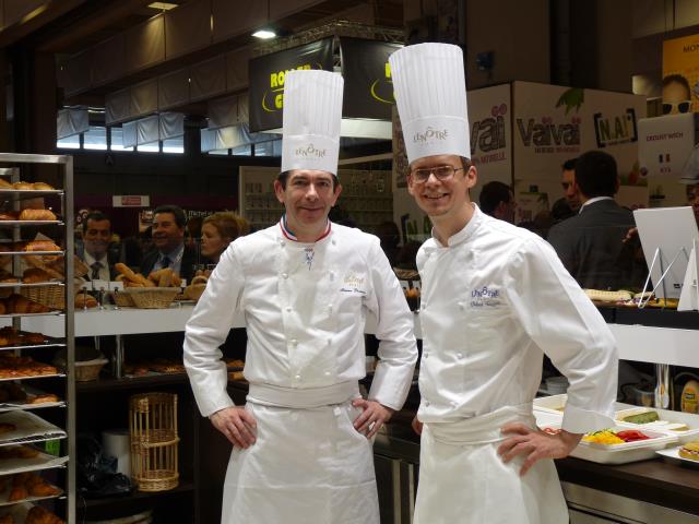 Fabrice Prochasson et Thibaut Ruggeri, le coach et le vainqueur du dernier Bocuse d'or, en démonstration de sandwichs ultra créatifs sur le stand Lenôtre avec les derniers pains aromatisés.