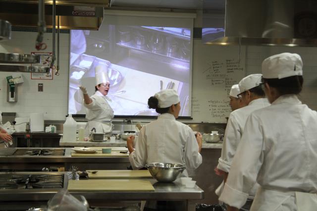 Des écrans ont été installés dans les cuisines pour permettre aux étudiants de reproduire rapidement ce qu'ils visionnent.