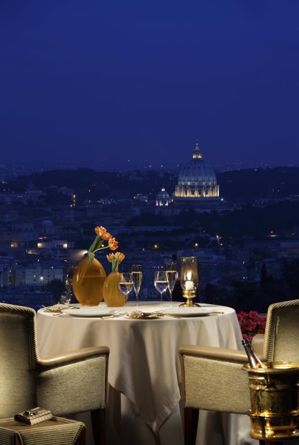 Le restaurant La Pergola, dirigé par le chef Heinz Beck, compte 3 étoiles au guide Michelin.
